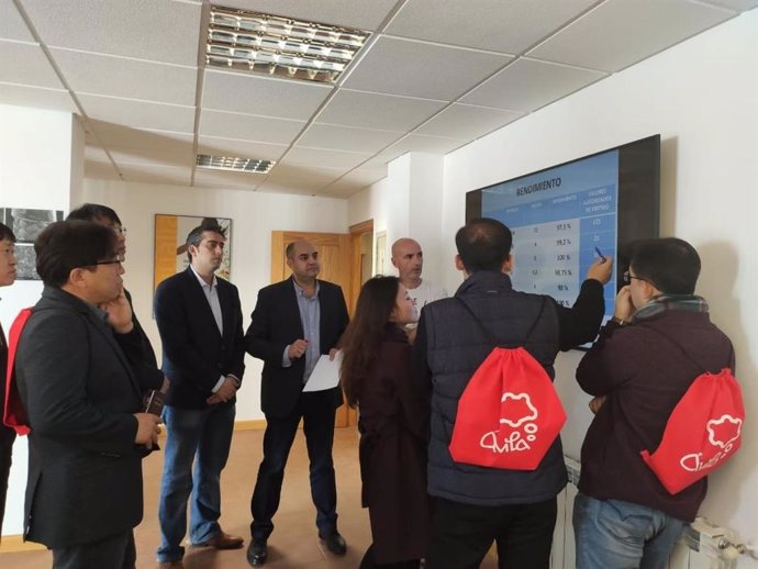Alberto Burgos y Jaime Lobato explican a los responsables del Ayuntamiento de Gapyeong en funcionamiento de la EDAR  de Ávila,