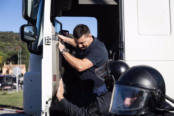 Els mossos detenen el conductor que ha provat d'atropellar els manifestants.