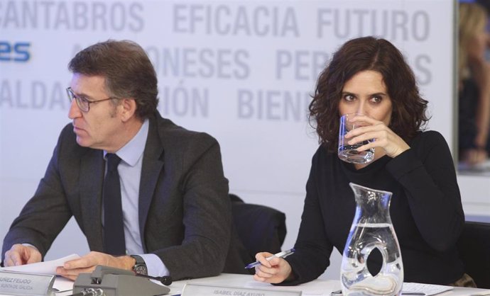 O presidente da Xunta de Galicia, Alberto Núñez Feijóo e a presidenta da Comunidade de Madrid, Isabel Díaz Ayuso, momentos antes de empezar a reunión do Comité Executivo Nacional do Partido Popular, após as eleccións xerais do 10N, en Madr