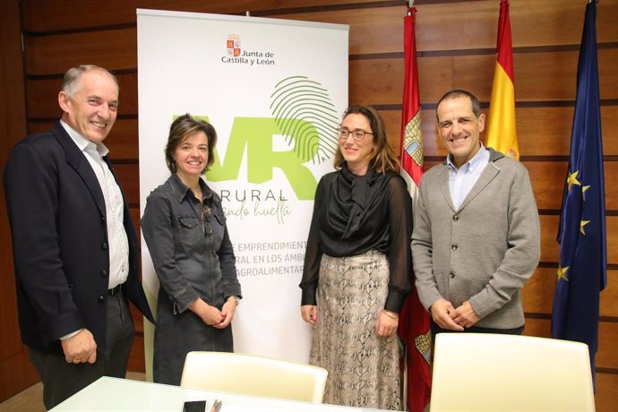 María González junto al presidente de Urcacyl y otros miembros de la Unión de Cooperativas.