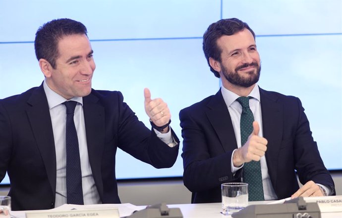 El secretari general del PP, Teodoro García Egea i el president del Partit Popular, Pablo Casado, moments abans de comenar la reunió del Comité Executiu Nacional del partit, després de les eleccions generals del 10N, a Madrid (Espanya) a 12 de noviembr