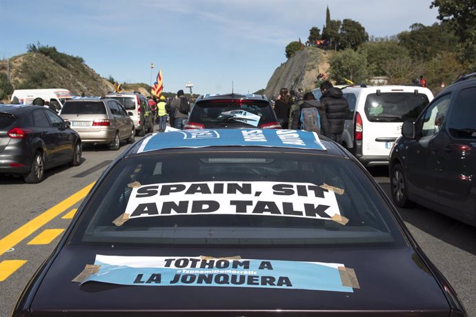 Una multitud de persones talla la carretera de l'AP-7 a la Jonquera (Girona),  una acció convocada per Tsunami Democrtic, a  la Jonquera /Girona /Catalunya (Espanya), a 11 de novembre del 2019.