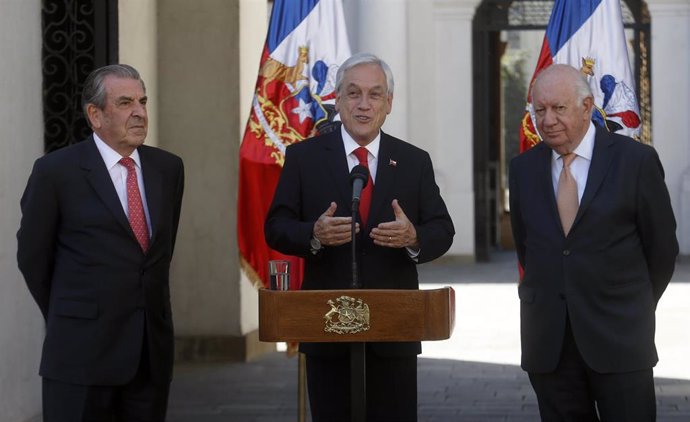 El presidente de Chile, Sebastián Piñera junto a los ex presidentes Eduardo Frei y Ricardo Lagos