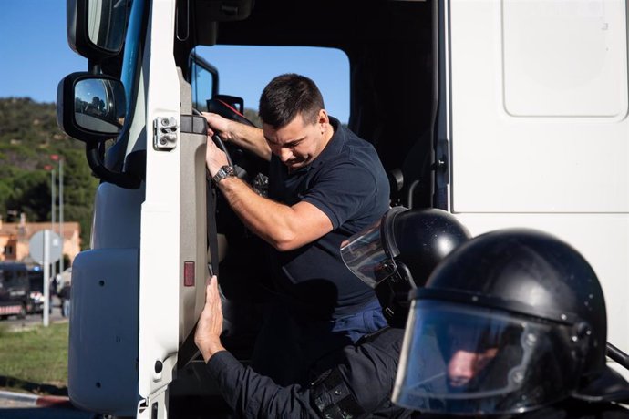 Los Mossos detienen a un camionero tras acelerar con su vehículo ante manifestantes que cortan la N-II, en La Jonquera /Girona /Catalunya (España), a 12 de noviembre de 2019.