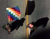 Foto: Bolivia.- Mesa condena la quema de la bandera indígena en las protestas y culpa del racismo a Morales