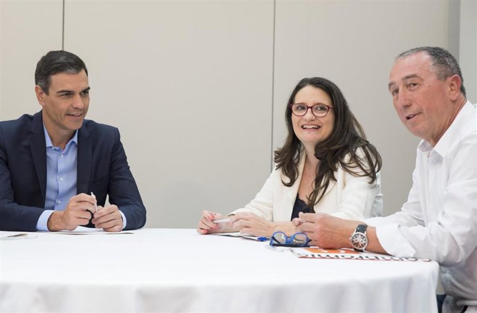 El secretario general del PSOE y presidente del Gobierno en funciones, Pedro Sánchez, la vicepresidenta de la Generalitat valenciana  y coportavoz de Compromís, Monica Oltra, y el diputado de Compromís en el Congreso, Joan Baldoví, se reúnen en Valencia.