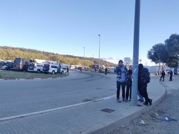 Els manifestants aixequen el tall de l'N-II a la Jonquera per anar a Girona