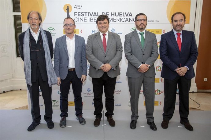 Representantes institucionales en la presentación del Festival de Cine de Huelva.
