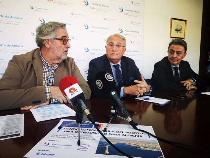 Jose Carlos Tejada, Jesús Caicedo y Antonio Bayo ofrecen una rueda de prensa en el Puerto de Almería