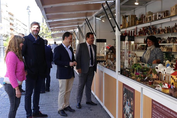 Juan Carlos Cabrera visita la Feria del Belén de Sevilla