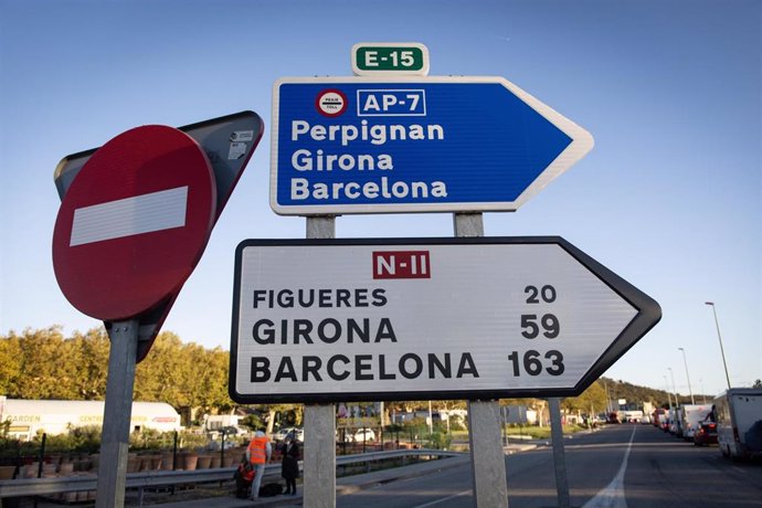 Indicación de la AP-7 en dirección Perpignan, Girona y Barcelona y de la N-II en dirección Figueres, Girona y Barcelona