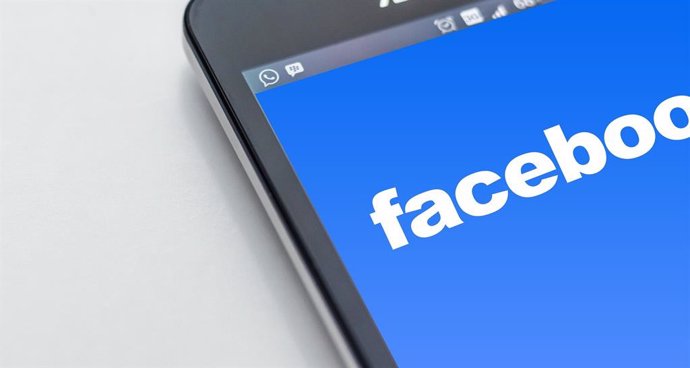 Un fallo de seguridad en la app de Facebook activa la cámara de iPhone mientras 