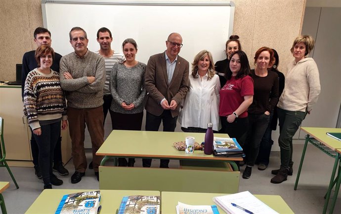 El consejero de Educación, Carlos Gimeno, con la dirección de la Escuela Oficial de Idiomas a Distancia y alumnado