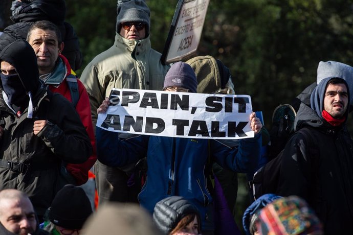 Un dels concentrats que han tallat la carretera N-II, en una acció convocada per Tsunami Democrtic, mostra una pancarta en la qual es llegeix ' Spain, sit and talk' (Espanya, seu i parla), a La Jonquera /Girona /Catalunya (Espanya).