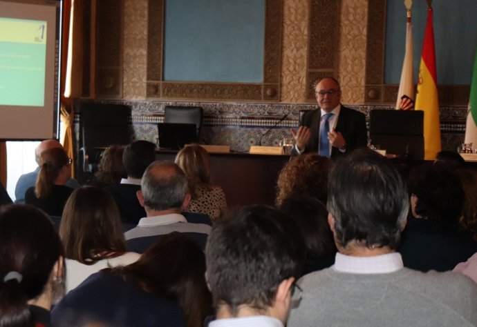El presidente de la Agencia Estatal de Investigación (AEI), Enrique Playán, durante su intervención en la UCO.