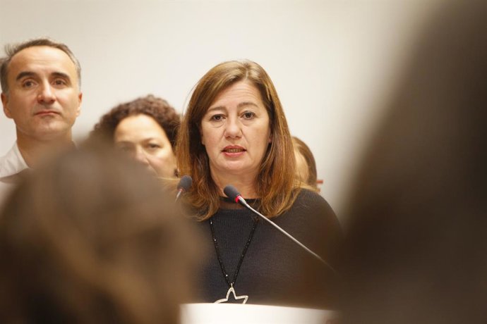 La secretria general del PSIB, Francina Armengol, durant la seva intervenció en la nit electoral del 10N a la seu del PSIB