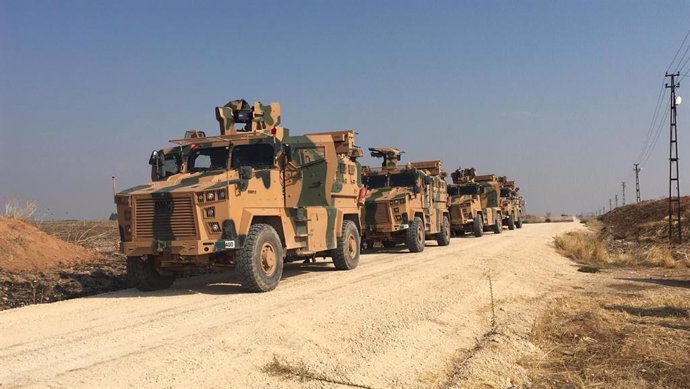 Vehículos militares turcos preparándose para entrar en Siria