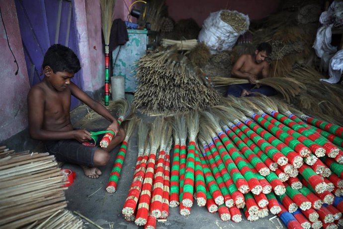 Trabajadores elaboran piezas tradicionales en Bangladesh
