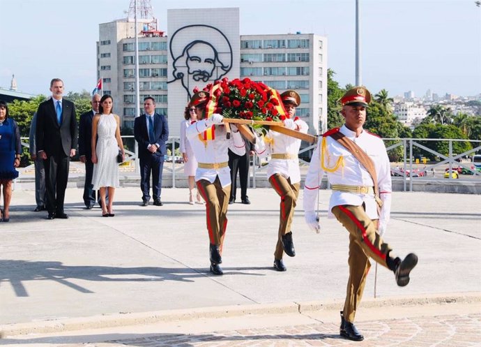 Los Reyes realizan la ceremonia de ofrenda floral a José Martí en La Habana
