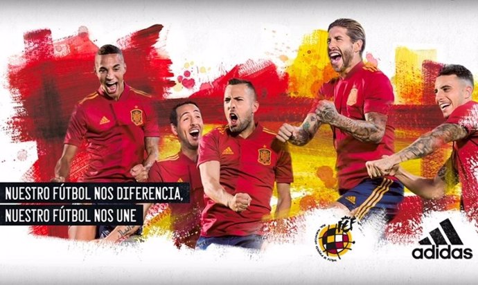 España presenta su nueva equipación para la Eurocopa