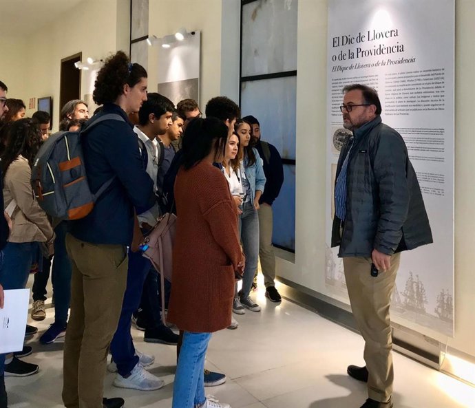 Visita a la exposición 'La historia gravada del Port de Valncia'