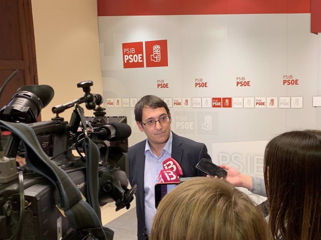 El portaveu del PSIB, Iago Negueruela, compareix després de l'anunci d'acord de Govern entre PSOE i Podem.