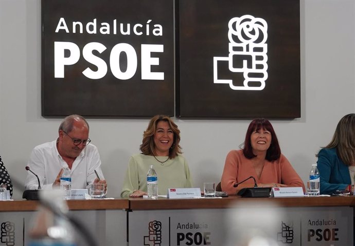 La secretaria general del PSOE-A, Susana Díaz, con la presidenta del PSOE Andaluz, Micaela Navarro, en la reunión de la Comisión Ejecutiva Regional del PSOE-A celebrada este lunes