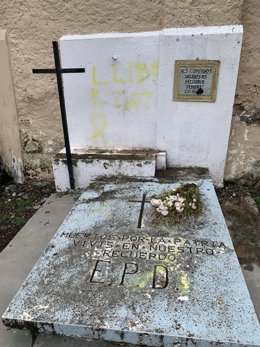 Tomba del cementiri de Vielha amb un lla groc