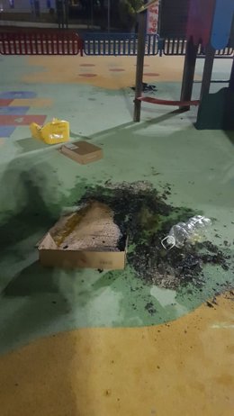 Parque infantil quemado en El Viso del Alcor