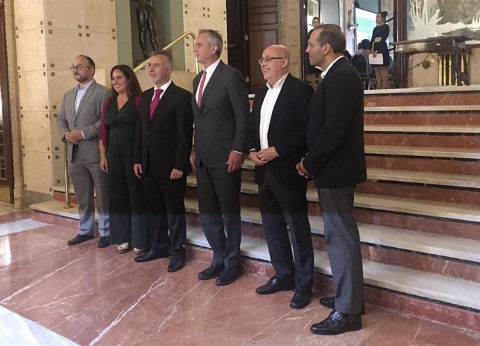 El presidente de Canarias, Ángel Víctor Torres, junto a Robert F. Kennedy junior, en el centro junto al presidente del Cabildo de Gran Canaria, Antonio Morales