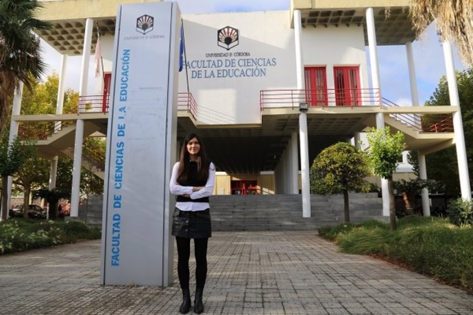 La autora de la investigación, Esperanza García, en la Facultad de Ciencias de la Educación