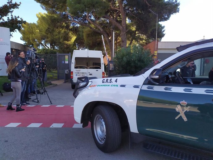 Quatre cotxes de la Gurdia Civil i una furgoneta entren al recinte del Consell Catal de l'Esport.