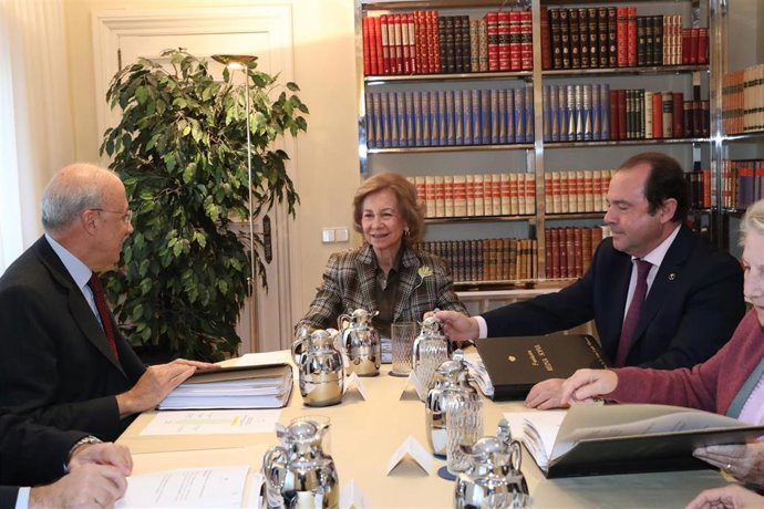 Su Majestad la Reina Sofía presidiendo la reunión de la fundación que lleva su nombre