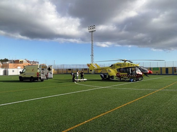 El helicóptero medicalizado del SUC traslada a la mujer a La Candelaria