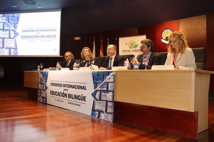 Autoridades en la inauguración del Congreso Internacional sobre Educación Bilingüe