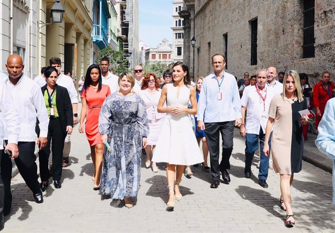 La Reina Letizia pasea por las calles de La Habana (Cuba)