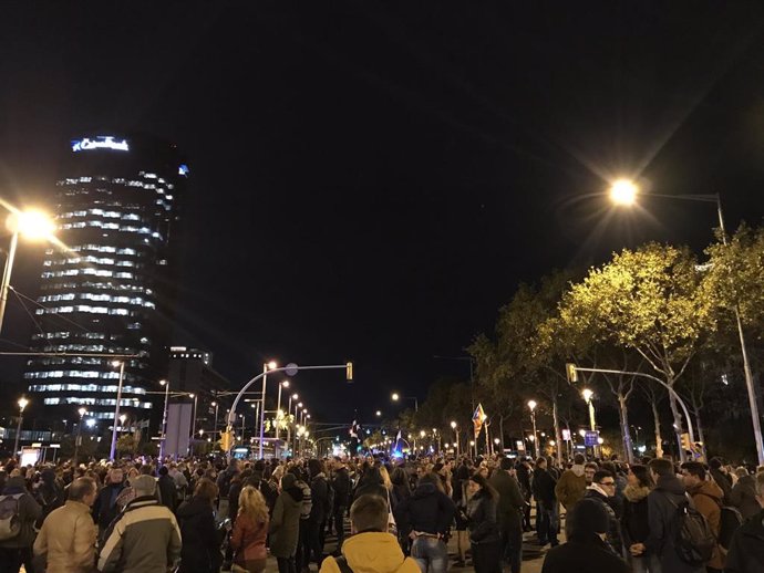 Los CDR cortan el acceso a Barcelona por la avenida Diagonal.