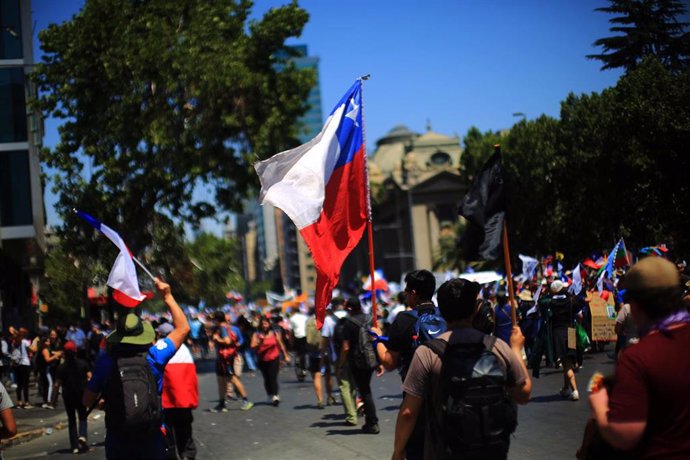 Marcha por el centro de Santiago de Chile durante la jornada de huelga general contra el Gobierno de Sebastián Piñera
