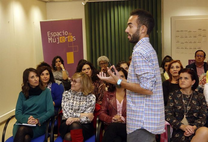 Conferencia de Álvaro Botías en el Espacio de Mujeres de Almería