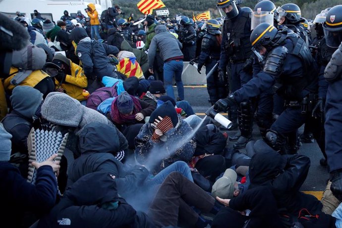 La Policía francesa empieza a desalojar a manifestantes de Tsunami Democratic en la frontera de España con Francia