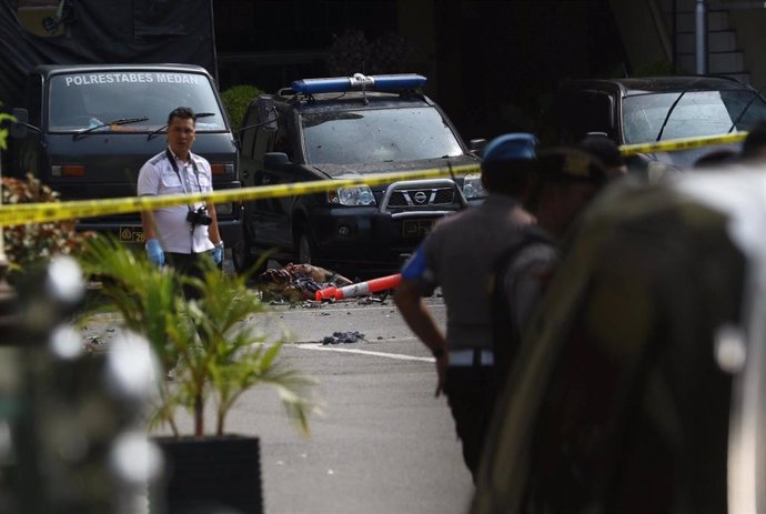 La Policía vigila el área donde se ha llevado a cabo una explosión junto a una comisaría en el norte de Sumatra