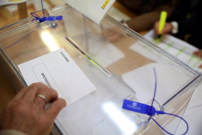 Cuidadanos ejercen su derecho al voto en las elecciones generales 10N en Sevilla, a 10 de noviembre de 2019.