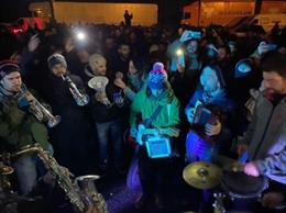 Foto de un concierto de Txarango con los manifestantes en Girona a la altura de Salt convocados por Tsunami Democrtic en la AP7