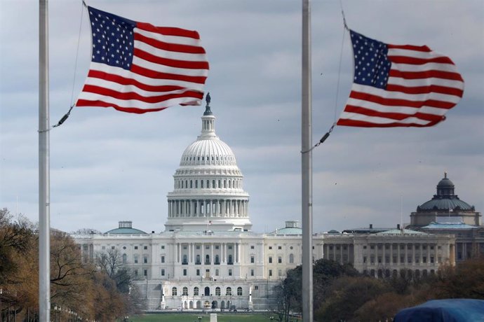 Banderas de Estados Unidos frente al Capitolio