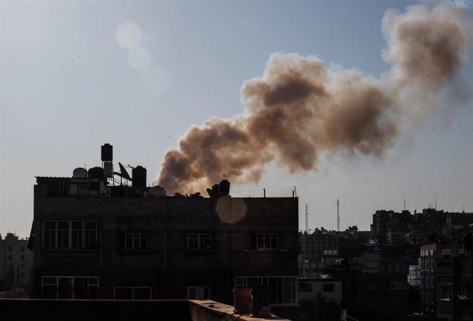 Militantes palestinos lanzan proyectiles a Tel Aviv en una nueva escalada del conflicto. 