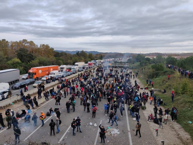 Manifestantes concentrados en la AP-7 a la altura de Salt (Girona) convocados por Tsunami Democràtic en respuesta del fallo del 1-O