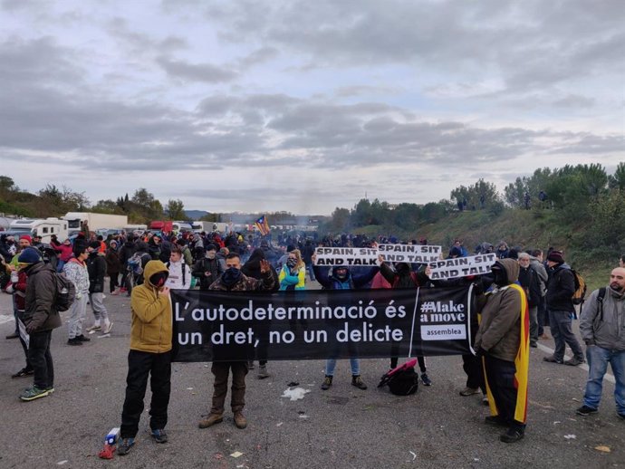 Manifestants de Tsunami Democrtic a l'AP-7 a Girona.