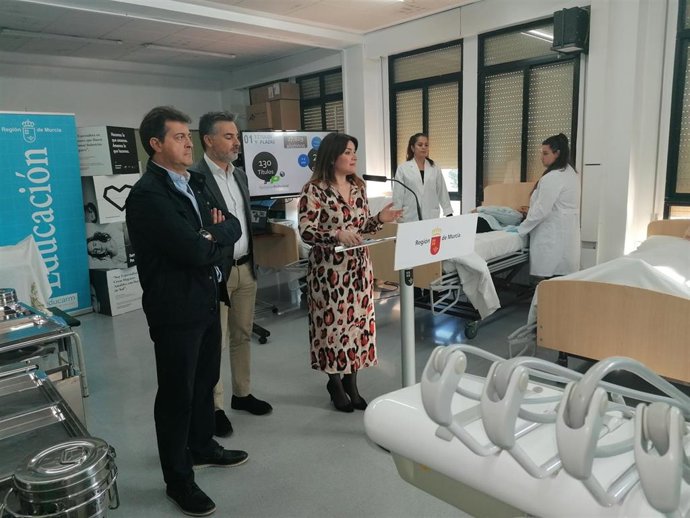 La consejera de Educación y Cultura, Esperanza Moreno, ha ofrecido los datos de Formación Profesional en la Región de Murcia, en un acto que ha tenido lugar en el IES Ingeniero de la Cierva de Patiño (Murcia)