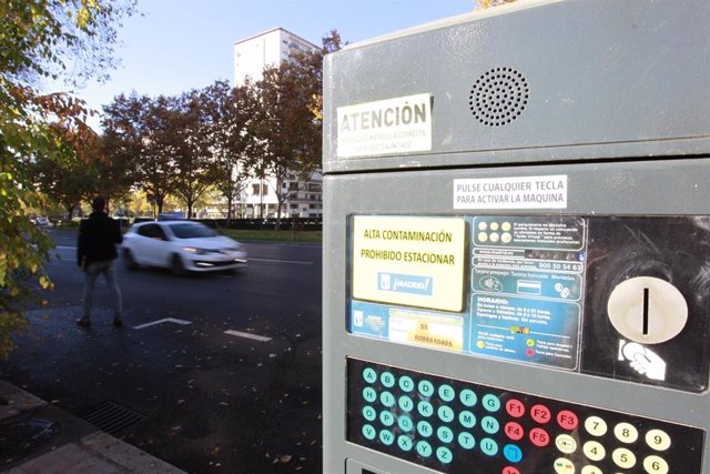 Los parquímetros de Madrid muestran la señal Alta contaminación prohibido estacionar