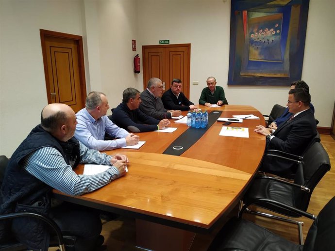 Reunión de la Federación Galega de Caza y el conselleiro de Medio Rural, José González